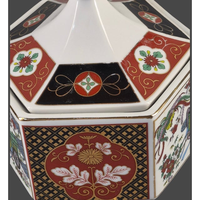 Imari Porcelain Vintage Hexagonal Japanese Imari-Style Covered Trinket, Candy Dish For Sale - Image 4 of 9