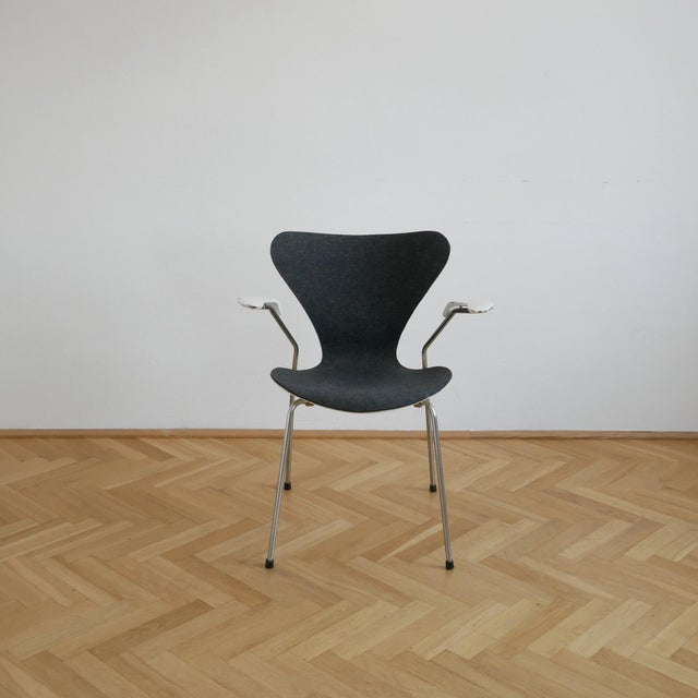Series 7 Armchair by Arne Jacobsen for Fritz Hansen, 1967, in Good conditions. Designed 1950 to 1959 This piece has an...
