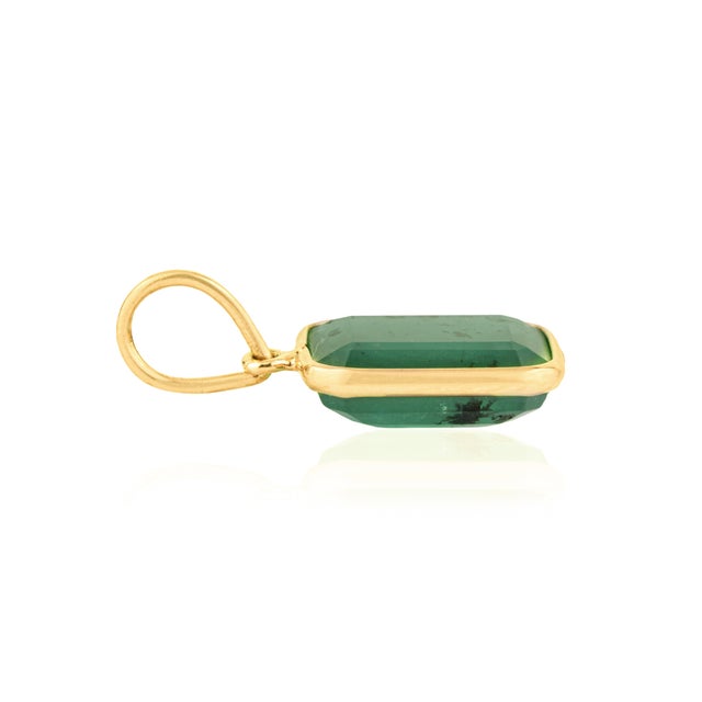 Modernist 3.66ct Octagon Emerald Bezel Pendant in 14k Yellow Gold For Sale In New York - Image 6 of 13