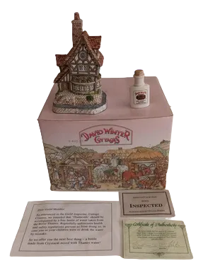 Vintage No. 13 David Winter Cottage Thameside & Bottle, 1992