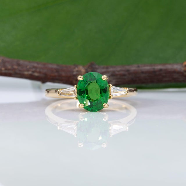 2020s 1.8Ct Tsavorite Garnet Ring With Earth-Mined Diamond Accents: Solid 18k Gold, Size 6.75 For Sale - Image 5 of 9