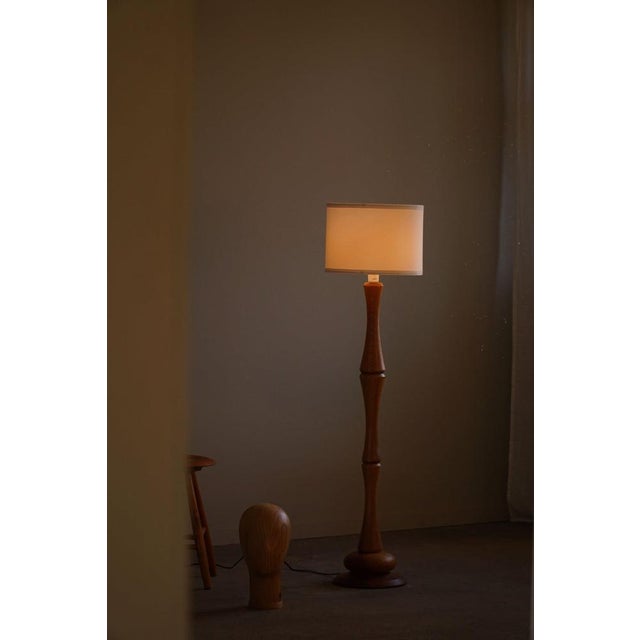 A charming floor lamp in solid pine. Lampshade not included. attributed to uno kristiansson. Fine craftmanship, perfectly...