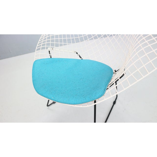 Metal Diamond Chair in White and Black Metal by Harry Bertoia, 1960s For Sale - Image 7 of 16