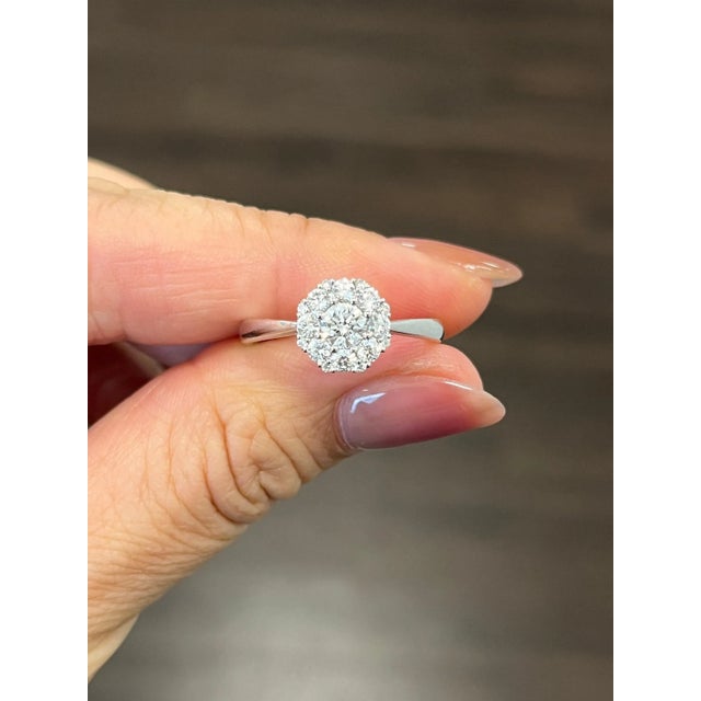 Modern 0.72 Ct Cluster Diamond Ring Size 7.5 For Sale - Image 3 of 5