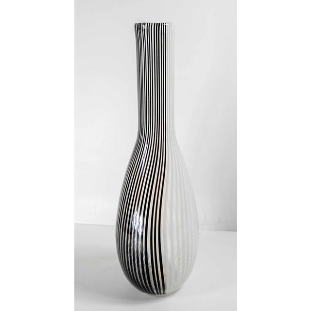 Mid-Century Modern Italian Murano Black and White Art Glass Bottle Vase For Sale In New York - Image 6 of 16
