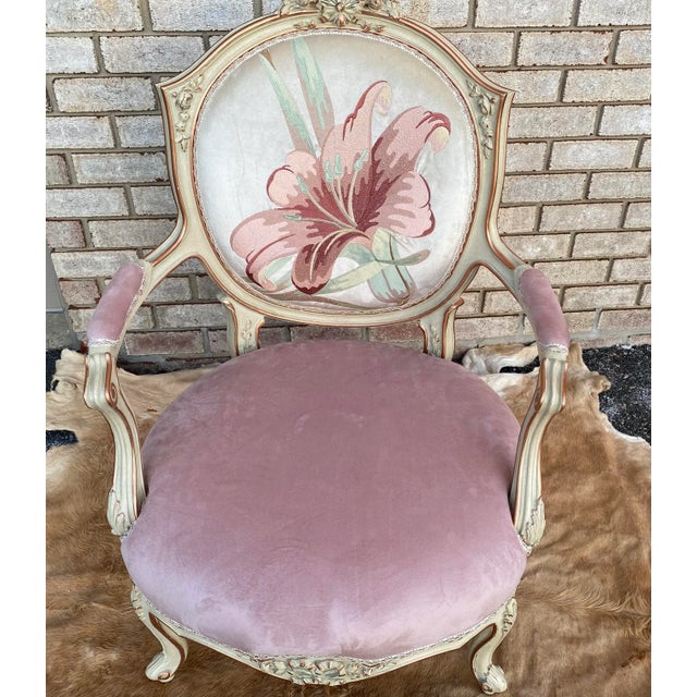 Elegant, beautiful Italian white painted style Arm chair, with parcel-gilt neoclassical style. upholstered with amazing...