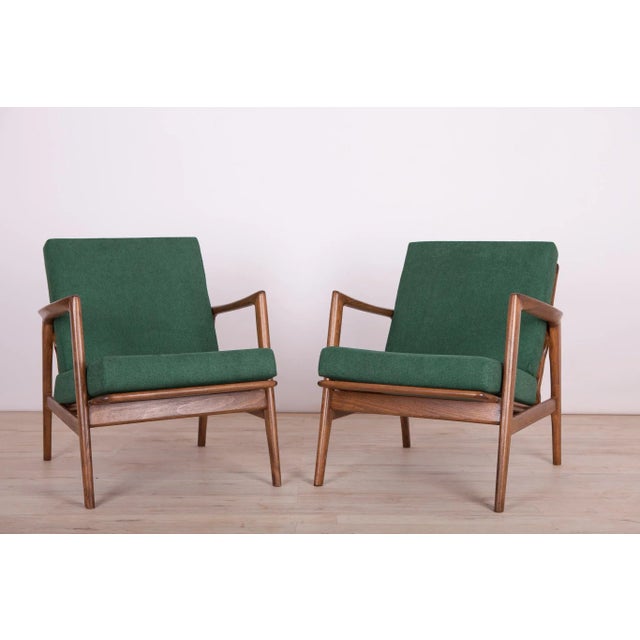 This pair of armchairs was produced by the Polish company Swarzędzka Furniture Factory. The armchairs have been...