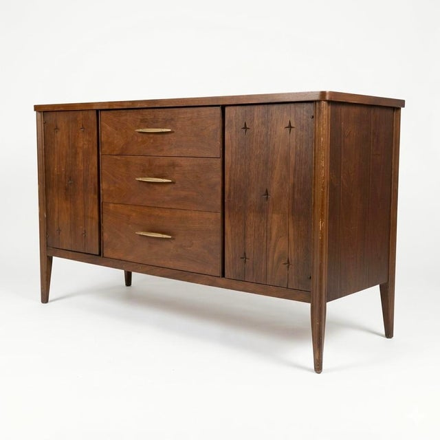 Brown Broyhill Saga Vintage Mid Century Modern Credenza Buffet C. 1960s, Attributed For Sale - Image 8 of 8