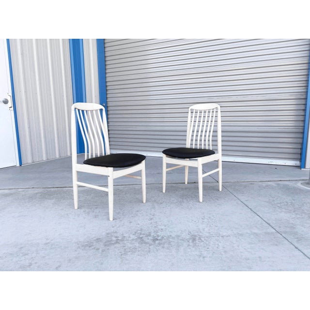 White 1990s Mid-Century White Slatted Dining Chairs With Black Vinyl Seats - Set of 6 For Sale - Image 8 of 14