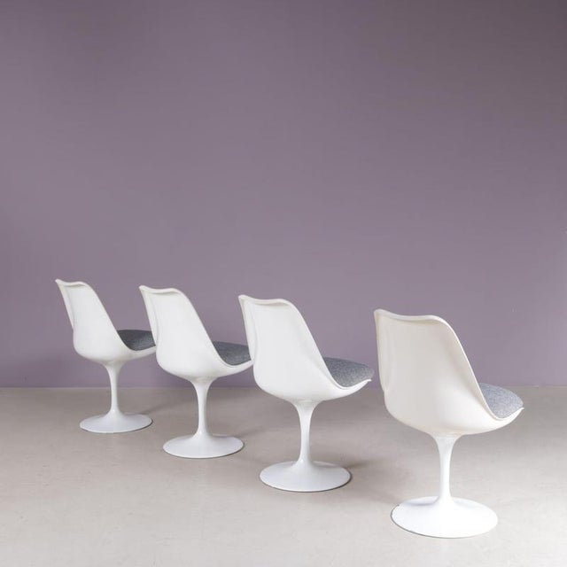 Tulip Chairs with Gray Fabric Cushions by Eero Saarinen for Knoll International, USA, 1960s, Set of 4 For Sale - Image 3 of 12