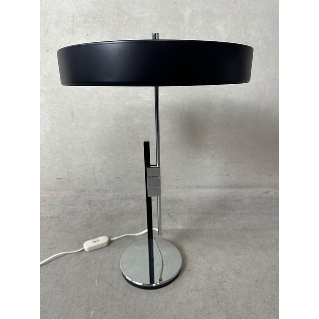 Vintage table lamp with a striking design. Easily adjustable in height. Shade in very beautiful condition (was re-primed...