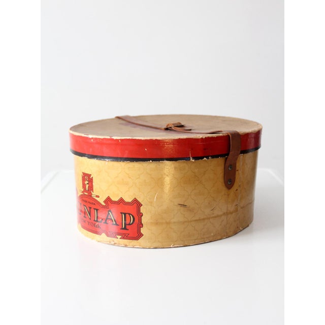 1930s Vintage 1930s Dunlap New York Hat Box With Leather Strap For Sale - Image 5 of 16