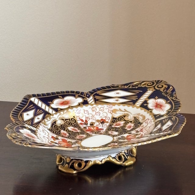 Offering an exquisite early-20th century English Royal Crown Derby footed dish in the iconic "Traditional Imari" pattern....