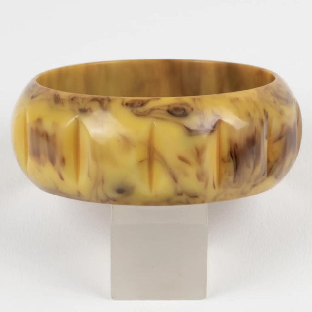 1940s Banana and Chocolate Bakelite Bracelet Bangle with Carving For Sale - Image 5 of 7
