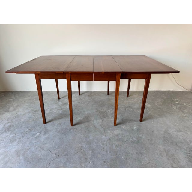 This exquisite vintage drop leaf dining table by Henkel Harris exemplifies the timeless elegance of Williamsburg-style...