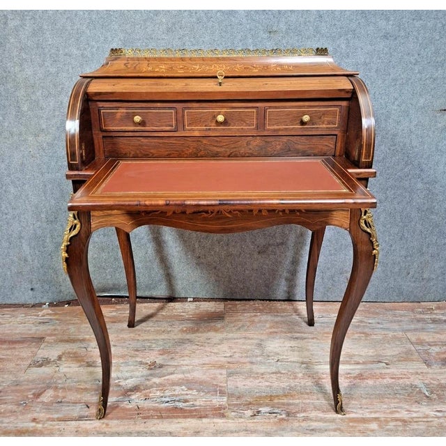 Louis XV Cylinder Desk in Marquetry and Gilt Bronze For Sale - Image 4 of 10
