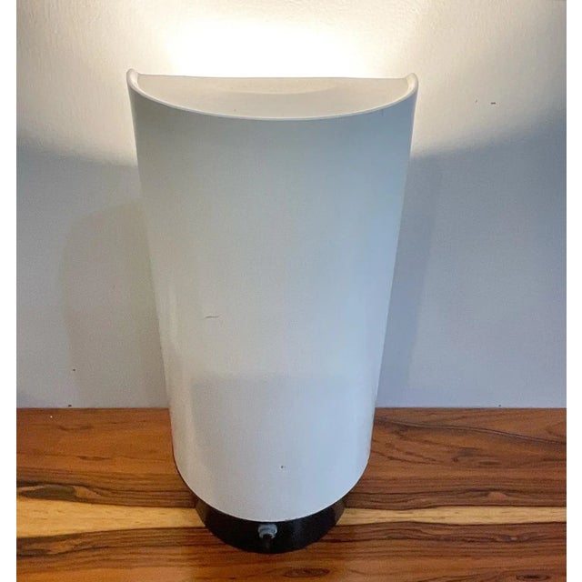 Lightolier 1960’s Gerald Thurston for Lightolier White Enameled Table Lamp For Sale - Image 4 of 9