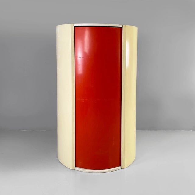 Italian Space Age Plastic Round Wardrobe by Fabio Lenci, 1970s For Sale - Image 6 of 18