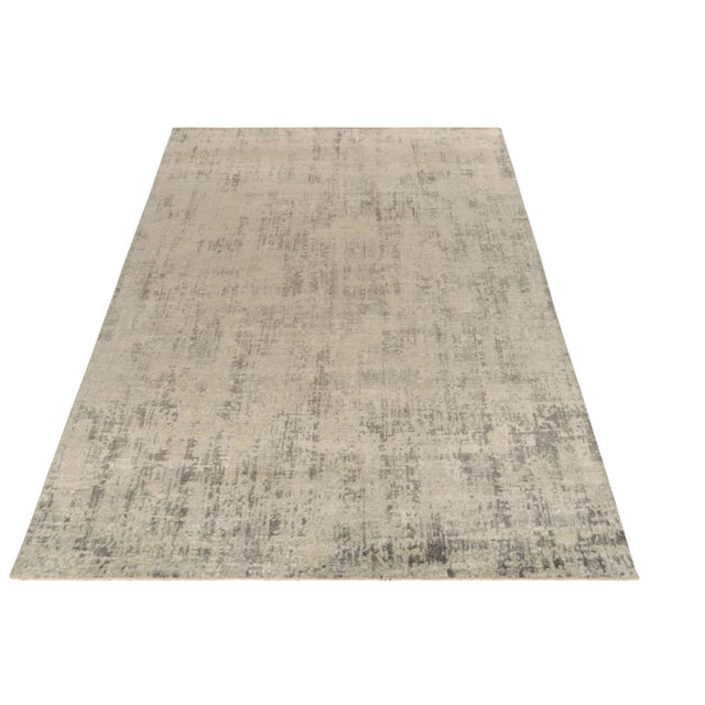 This 9×12 abstract rug is a bold new addition to Rug & Kilim’s Modern Collection. Hand-knotted in wool and silk, it enjoys...