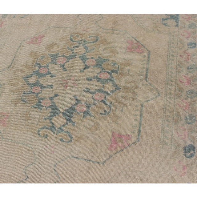 Faded Turkish Oushak Rug From Turkey With Blossom Medallion For Sale In Atlanta - Image 6 of 11
