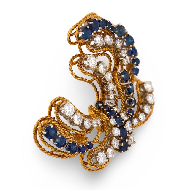 Vintage 4.40 Carat Total Weight Diamond and Sapphire 18k Yellow Gold Brooch For Sale - Image 4 of 6