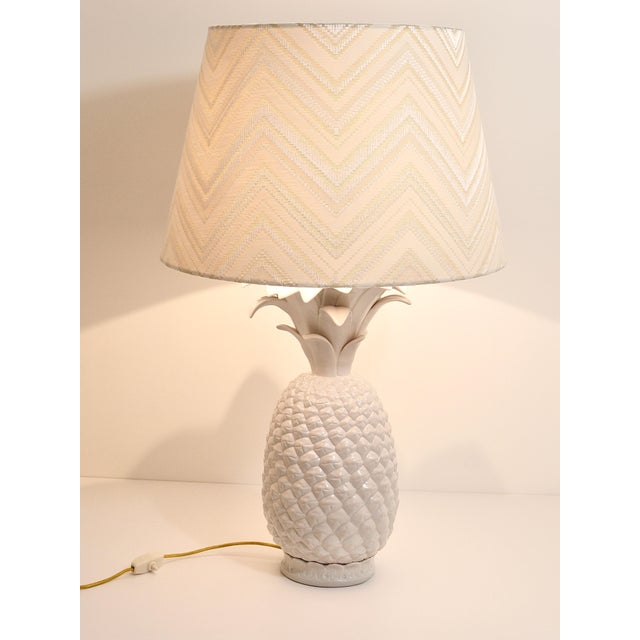 A beautiful and decorative table lamp / side lamp in the shape of a pineapple with leaves from the 1970s. Made in italy....