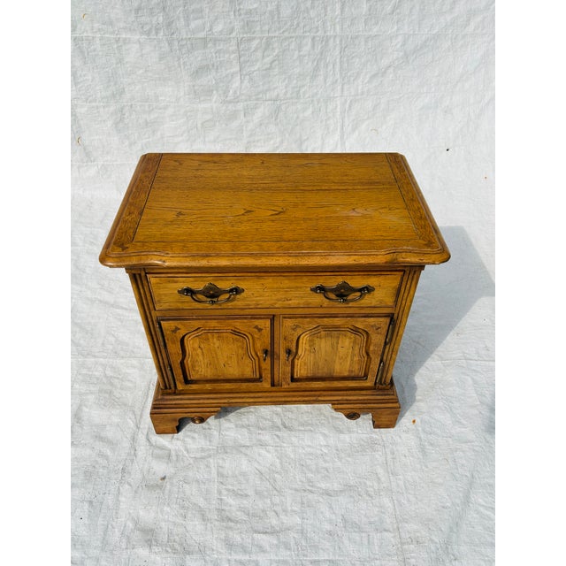 80's Vintage Solid Oak Country / Farmhouse Style 1 Drawer with 2 Doors Nightstand, no makers mark in very good condition....