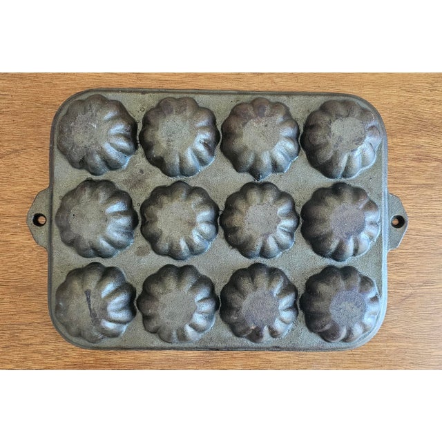 Antique 12-Cup Cast Iron “Turk’s Head” Gem Pan / Fluted Muffin Tin, Circa 1900 For Sale - Image 10 of 11