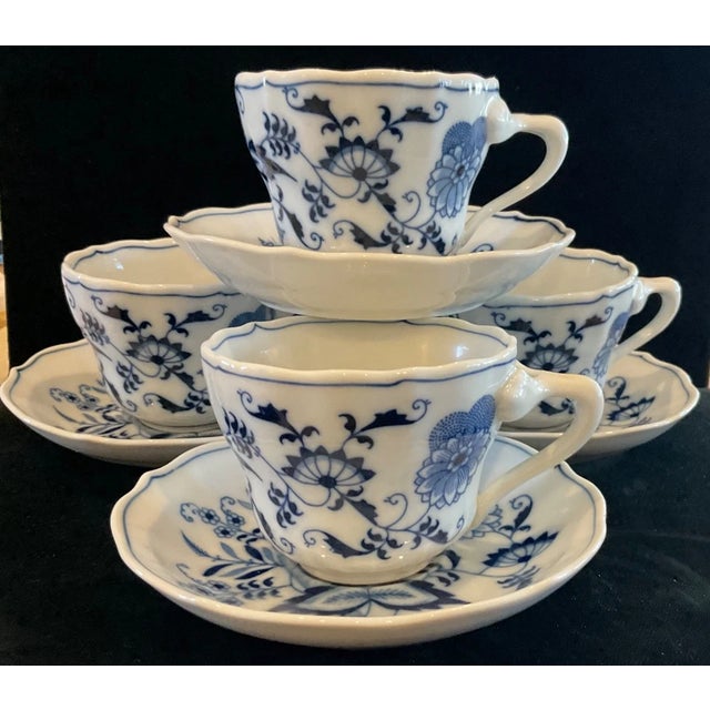 Elegant and timeless, this set of four Blue Danube tea cups and matching saucers features the classic Blue Onion pattern...