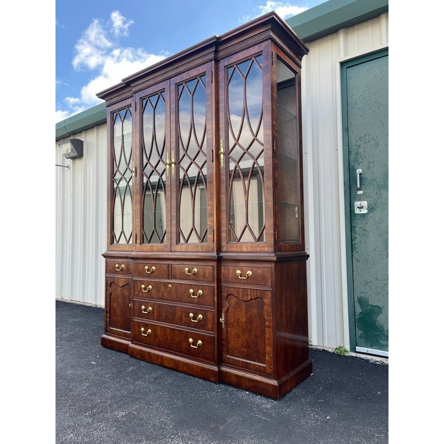 From Thomasville’s “The Mahogany Collection” comes this beautiful breakfront bookcase cabinet or China cabinet. The...
