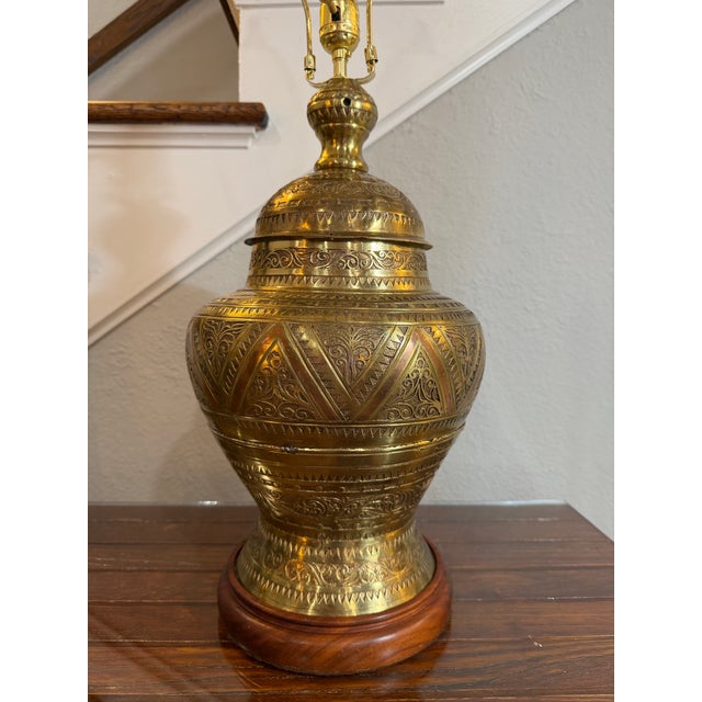 1930/1940s Large Boho Moroccan Urn Tooled Brass Lamp With Copper and Wood Accents For Sale - Image 4 of 12