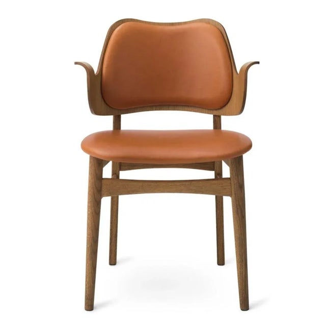 Gesture lounge chair silk camel Teak by Warm Nordic Dimensions: D 59 x W 60 x H 73 cm Material: Silk,Teak oiled solid oak...