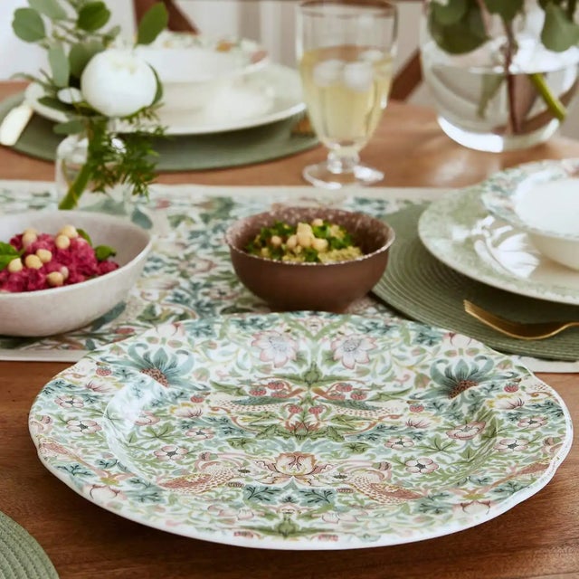 Make every mealtime a spectacular affair with this beautiful serving platter from Spode. Featuring a scalloped edge, the...