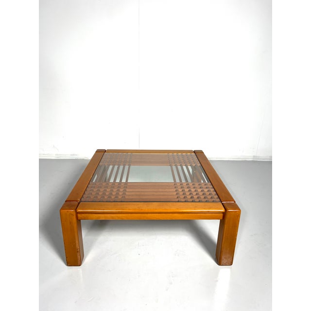 Mid-Century Modern Coffee Table in Wood and Glass, in Very Good conditions. Designed 1970 to 1979