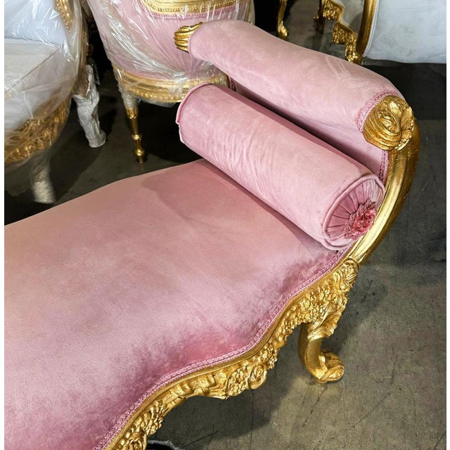This stunning Baroque-style bench is a true statement piece, blending vintage charm with refined elegance. Upholstered in...