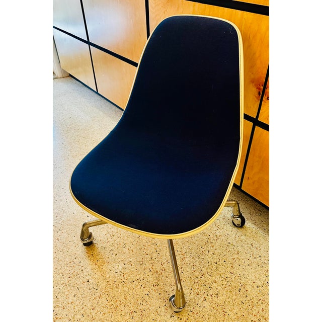 Metal 1960's Fiberglass and Blue Fabric Swivel Chairs by Eames for Herman Miller - Set of 4 For Sale - Image 7 of 11
