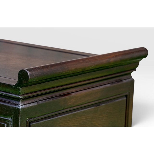 Chinoiserie Vintage Chinese Altar Style Rosewood Finish End Table With Shou Emblems For Sale - Image 3 of 8