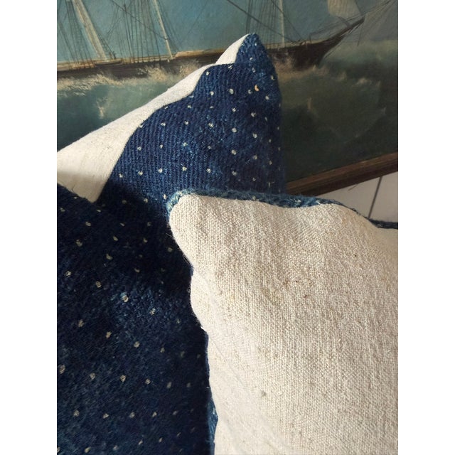 Late 19th Century Pair of French Linen Polka Dot Pillows, Grain Sacking For Sale - Image 5 of 9