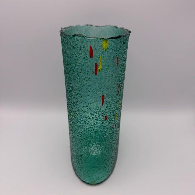 1990s Large Emerald Green Antikva Glass Vase with Color Inclusions by Bertil Vallien for Kosta Boda, 1990s For Sale - Image 5 of 14
