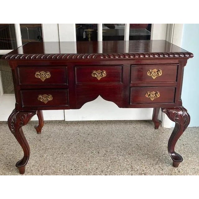 Beautiful Mahogany console Table in excellent condition. Great for any entry way or room. Beautiful detailing on legs and...