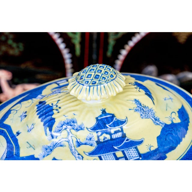 19th Century A Fabulous Chinese Export Porcelain Soup Tureen in Classic Form For Sale - Image 6 of 10