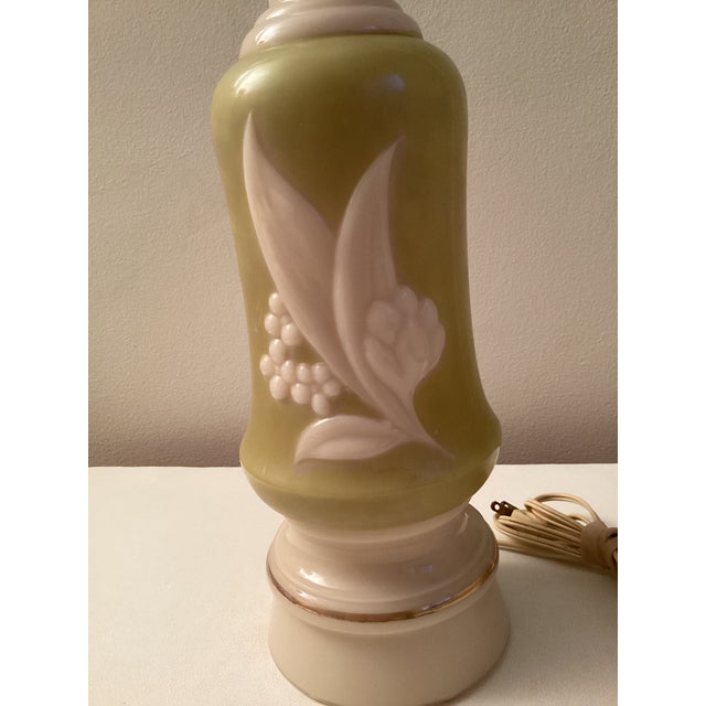 Art Deco 1940s Cream and Green Aladdin Alacite Glass Lamp For Sale - Image 3 of 13