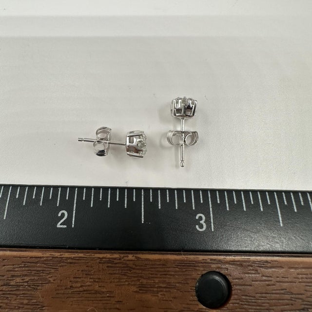 Early 21st Century Diamond Cluster Earrings in 10kt White Gold – 0.50ctw, New, A Pair For Sale - Image 5 of 5