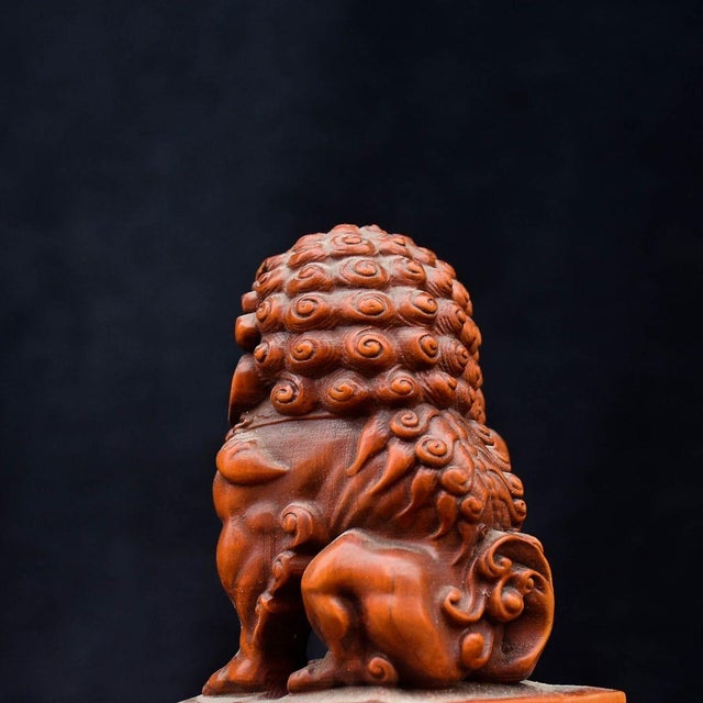 Vintage Boxwood Carved Guardian Lion Figure – Seated Foo Dog on Rectangular Base For Sale In Los Angeles - Image 6 of 9