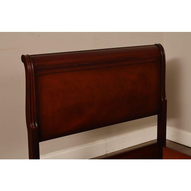 1940's Vintage Mahogany Traditional Pair Of Twin Sleigh Beds For Sale In Philadelphia - Image 6 of 18