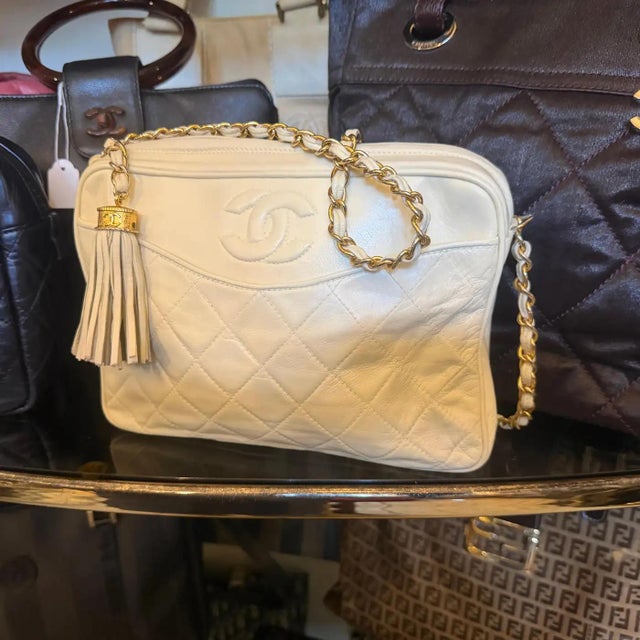 Contemporary A 1988 Iconic Chanel Matelasse Cream Lamb Skin Shoulder Bag For Sale - Image 3 of 18