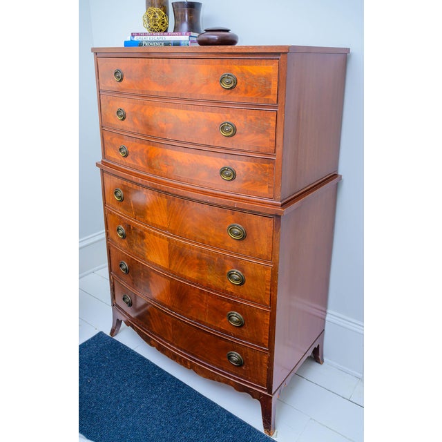 Wood 1940s Bow Front Flame Mahogany Dresser & Highboy | Attributed to Drexel Heritage | Georgian Revival Bedroom Suite (Pair) For Sale - Image 7 of 14