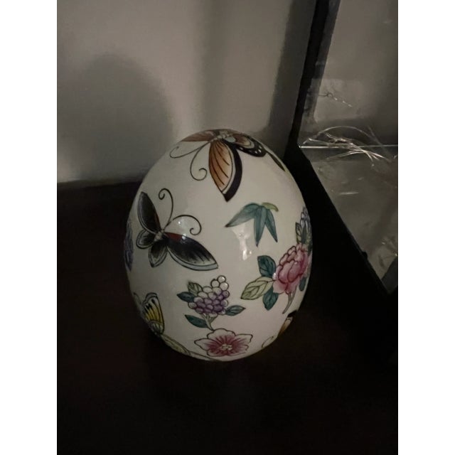 Vintage Porcelain Chinese Decorative Egg - Beautiful Details and Colors For Sale - Image 4 of 5