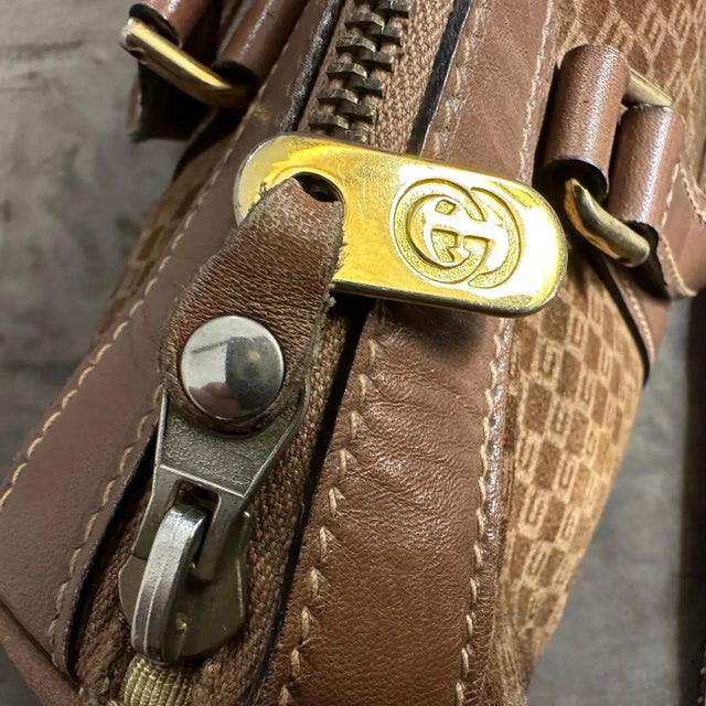 1980s Brown Leather Shoulder Bag by Gucci For Sale - Image 6 of 12