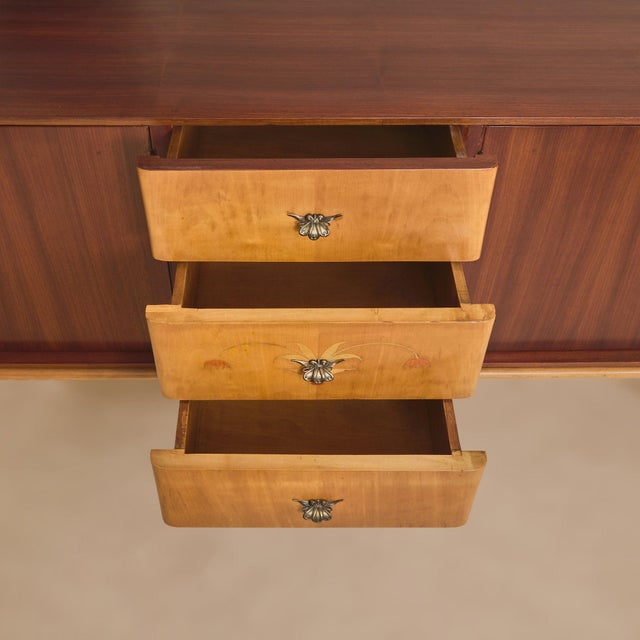 Italian Mahogany Two-Tone Scalloped Sideboard Attributed to Paolo Buffa, 1950s For Sale - Image 10 of 11